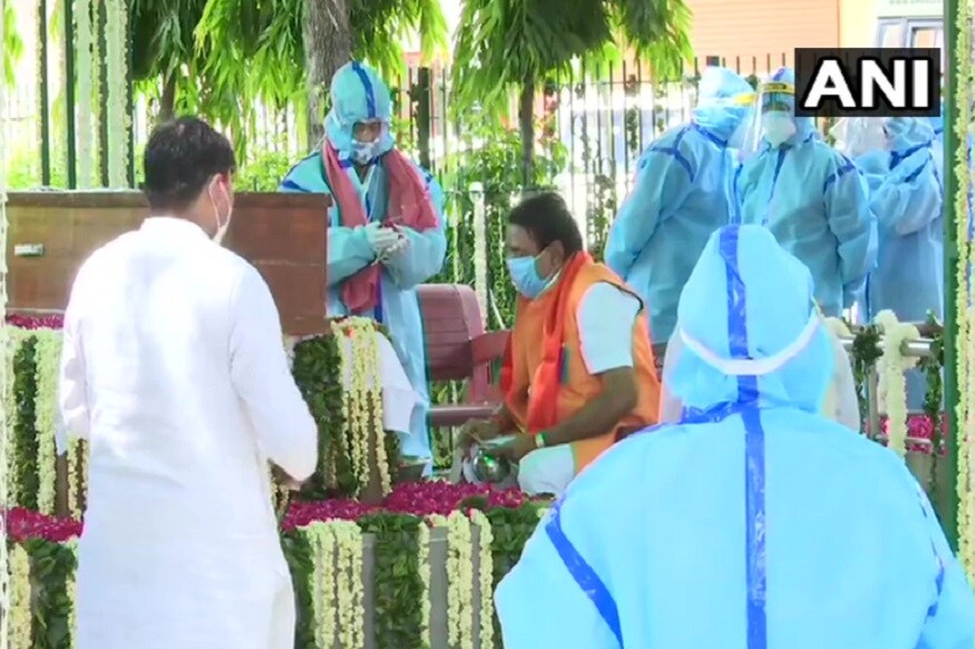 সোমবাৰে টুইটাৰত অভিজিৎ মুখাৰ্জীয়ে দেশবাসীক জনাইছিল পিতৃ বিয়োগৰ কথা। তেওঁ লিখিছিল 'চিকিৎসকসকলৰ সকলো চেষ্টা আৰু সমগ্ৰ দেশৰ মানুহৰ প্ৰাৰ্থনা নৰজিল, আমাৰ পিতৃ শ্রী প্রণৱ মুখাৰ্জী আৰু নাই।' সোমবাৰে টুইটাৰত অভিজিৎ মুখাৰ্জীয়ে দেশবাসীক জনাইছিল পিতৃ বিয়োগৰ কথা। তেওঁ লিখিছিল 'চিকিৎসকসকলৰ সকলো চেষ্টা আৰু সমগ্ৰ দেশৰ মানুহৰ প্ৰাৰ্থনা নৰজিল, আমাৰ পিতৃ শ্রী প্রণৱ মুখাৰ্জী আৰু নাই।'