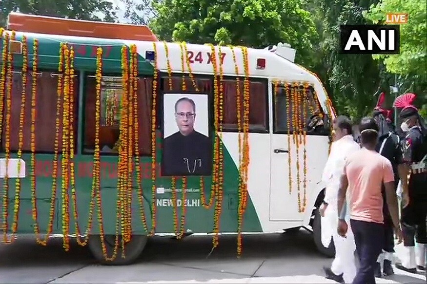 প্রাক্তন ৰাষ্ট্রপতি প্রণৱ মুখাৰ্জীৰ কোৰোণা সংক্রমণৰ ৰিপ’র্ট পজিটিভ থকাৰ কাৰণে শেষকৃত্যৰ প্ৰট’কল কিছু সলনি কৰা হয়। প্ৰাক্তন ৰাষ্ট্ৰপতিজনৰ কফিনত থকা মৃতদেহ বিশেষ এম্বুলেন্সেৰে লোধী ৰোডৰ শ্মশানলৈ অনা হয়। প্রাক্তন ৰাষ্ট্রপতি প্রণৱ মুখাৰ্জীৰ কোৰোণা সংক্রমণৰ ৰিপ’র্ট পজিটিভ থকাৰ কাৰণে শেষকৃত্যৰ প্ৰট’কল কিছু সলনি কৰা হয়। প্ৰাক্তন ৰাষ্ট্ৰপতিজনৰ কফিনত থকা মৃতদেহ বিশেষ এম্বুলেন্সেৰে লোধী ৰোডৰ শ্মশানলৈ অনা হয়।