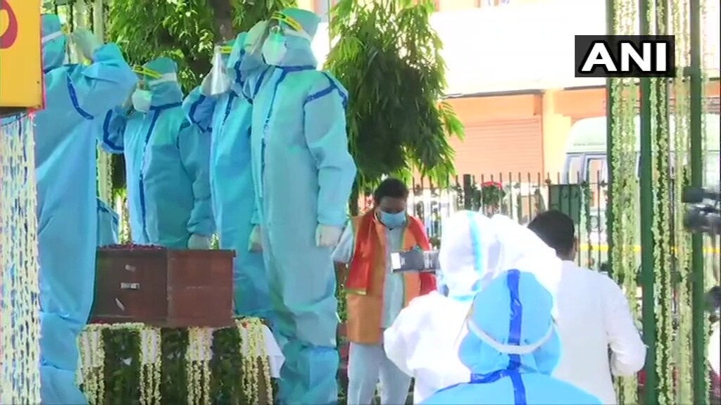 ২২ দিন মৃত্যুৰে যুঁজাৰ পিছত হাৰ মানিছিলি প্ৰণৱ মুখাৰ্জীয়ে। সোমবাৰে আবেলি ৫ টা বাজি ৪৬ মিনিটত প্রণৱ পুত্রৰ টুইটত খবৰ পোৱাৰ পিছতে শোকাহত সমগ্ৰ দেশ। যোৱা ৫ আগষ্টত দিল্লীৰ ৰাজাজী মার্গৰ ঘৰত বাথৰুমত পৰি গৈছিল প্ৰাক্তন ৰাষ্ট্ৰপতিজন। মস্তিষ্কৰ অস্ত্রোপচাৰৰ পিছতে তেওঁৰ স্বাস্থ্যৰ অৱস্থাৰ অৱনতি ঘটে। দুদিনৰ ভিতৰতে কোমালৈ গুচি যায় তেওঁ। ২২ দিন মৃত্যুৰে যুঁজাৰ পিছত হাৰ মানিছিলি প্ৰণৱ মুখাৰ্জীয়ে। সোমবাৰে আবেলি ৫ টা বাজি ৪৬ মিনিটত প্রণৱ পুত্রৰ টুইটত খবৰ পোৱাৰ পিছতে শোকাহত সমগ্ৰ দেশ। যোৱা ৫ আগষ্টত দিল্লীৰ ৰাজাজী মার্গৰ ঘৰত বাথৰুমত পৰি গৈছিল প্ৰাক্তন ৰাষ্ট্ৰপতিজন। মস্তিষ্কৰ অস্ত্রোপচাৰৰ পিছতে তেওঁৰ স্বাস্থ্যৰ অৱস্থাৰ অৱনতি ঘটে। দুদিনৰ ভিতৰতে কোমালৈ গুচি যায় তেওঁ।