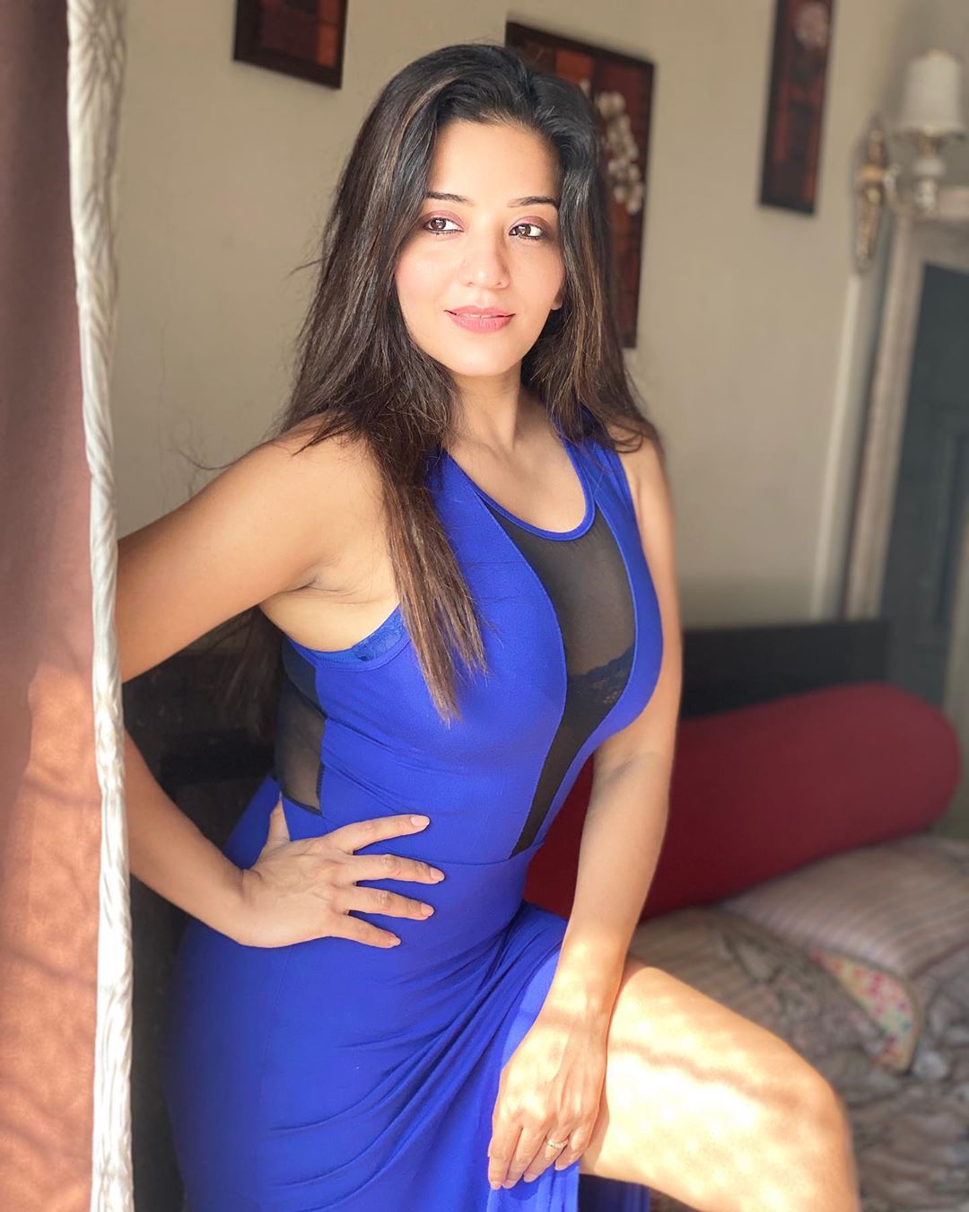 অলপে অভিনেত্ৰীগৰাকীৰ বিৰুদ্ধে অভিযোগ উত্থাপিত হৈছিল যে, ছবিত অভিনয়ৰ বাবে এগৰাকী চলচিত্ৰ নিৰ্মাতাৰ সৈতে বিবাহৰ পূৰ্বে প্ৰায় ছমাহ লিভ ইন ৰিলেশ্যনত আছিল ম’নালিচা। কিন্তু এই খবৰ নসাত্ কৰিছিল অভিনেত্ৰীগৰাকীয়ে। অলপে অভিনেত্ৰীগৰাকীৰ বিৰুদ্ধে অভিযোগ উত্থাপিত হৈছিল যে, ছবিত অভিনয়ৰ বাবে এগৰাকী চলচিত্ৰ নিৰ্মাতাৰ সৈতে বিবাহৰ পূৰ্বে প্ৰায় ছমাহ লিভ ইন ৰিলেশ্যনত আছিল ম’নালিচা। কিন্তু এই খবৰ নসাত্ কৰিছিল অভিনেত্ৰীগৰাকীয়ে।