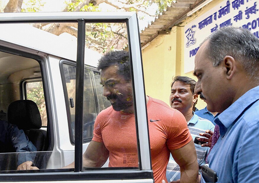 নৱী মুম্বাইৰ আৰক্ষীৰ এণ্টি নাৰ্কটিক্স চেলে বলীউদৰ অভিনেতা অজাজ খানক নিষিদ্ধ দ্ৰব্য সেৱন কৰাৰ গোচৰত আটক কৰিছিল। নৱী মুম্বাইৰ আৰক্ষীৰ এণ্টি নাৰ্কটিক্স চেলে বলীউদৰ অভিনেতা অজাজ খানক নিষিদ্ধ দ্ৰব্য সেৱন কৰাৰ গোচৰত আটক কৰিছিল।