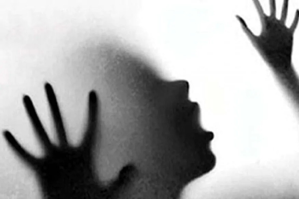 ছচিয়েল মিডিয়াত এফ আই আৰ কপি ভাইৰেল হোৱাৰ বাবেই আৰক্ষীৰ এই কুকীৰ্তিৰ ঘটনা পোহৰলৈ আহে। অভিযুক্ত তিনি আৰক্ষীৰ নাম সঞ্জয়, ৰাধে আৰু সন্দীপ। Photo- Representative ছচিয়েল মিডিয়াত এফ আই আৰ কপি ভাইৰেল হোৱাৰ বাবেই আৰক্ষীৰ এই কুকীৰ্তিৰ ঘটনা পোহৰলৈ আহে। অভিযুক্ত তিনি আৰক্ষীৰ নাম সঞ্জয়, ৰাধে আৰু সন্দীপ। Photo- Representative
