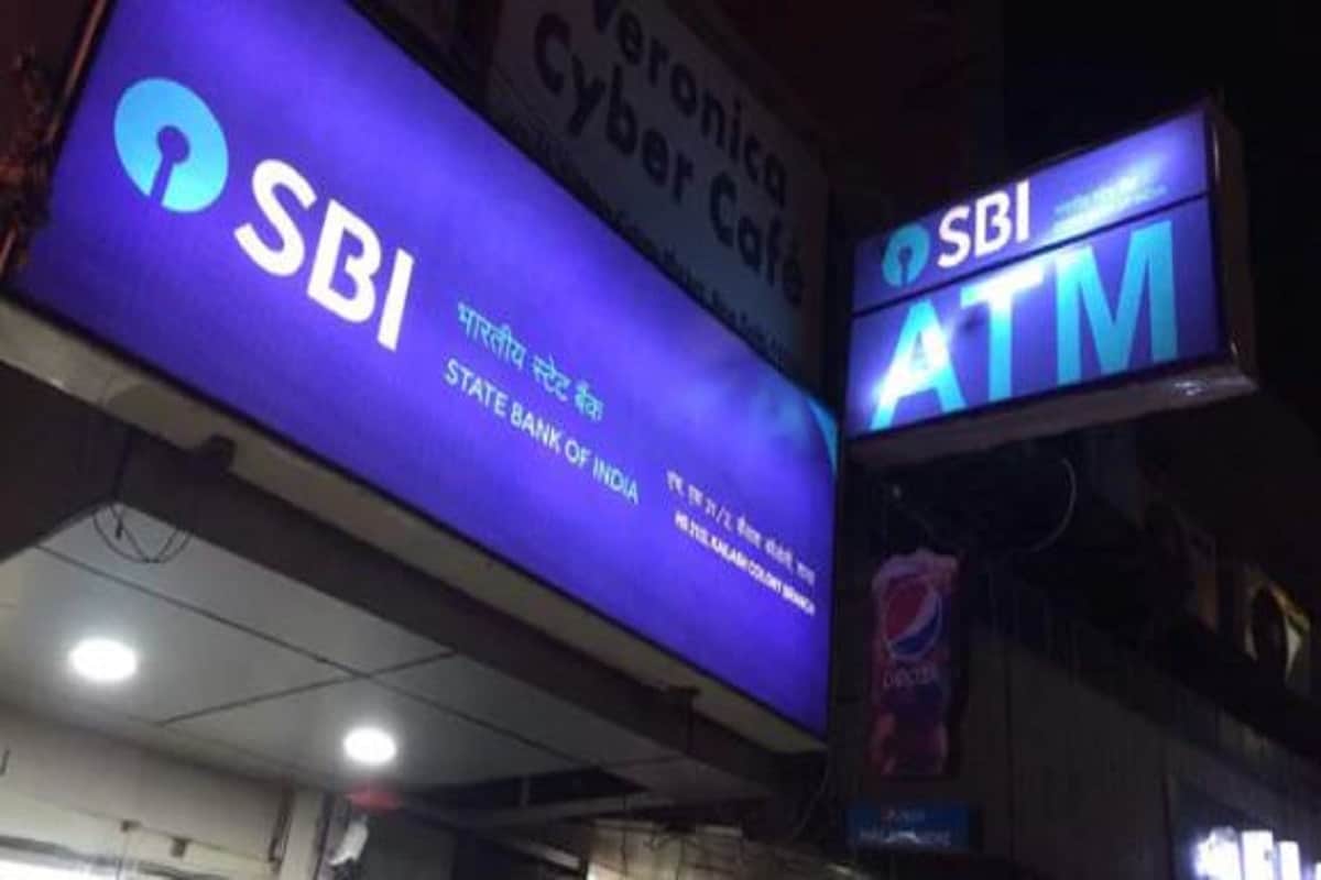 এছবিআই এটিএমৰ পৰা নগদ ধন উলিয়াবলৈ গ’লে গ্ৰাহসকলে পিন নম্বৰসহ এটা অ’টিপি দিব লাগিব। এই অ’টিপি আহিব বেংকৰ সৈতে লিংক থকা মোবাইল নম্বৰত। এছবিআই এটিএমৰ পৰা নগদ ধন উলিয়াবলৈ গ’লে গ্ৰাহসকলে পিন নম্বৰসহ এটা অ’টিপি দিব লাগিব। এই অ’টিপি আহিব বেংকৰ সৈতে লিংক থকা মোবাইল নম্বৰত।