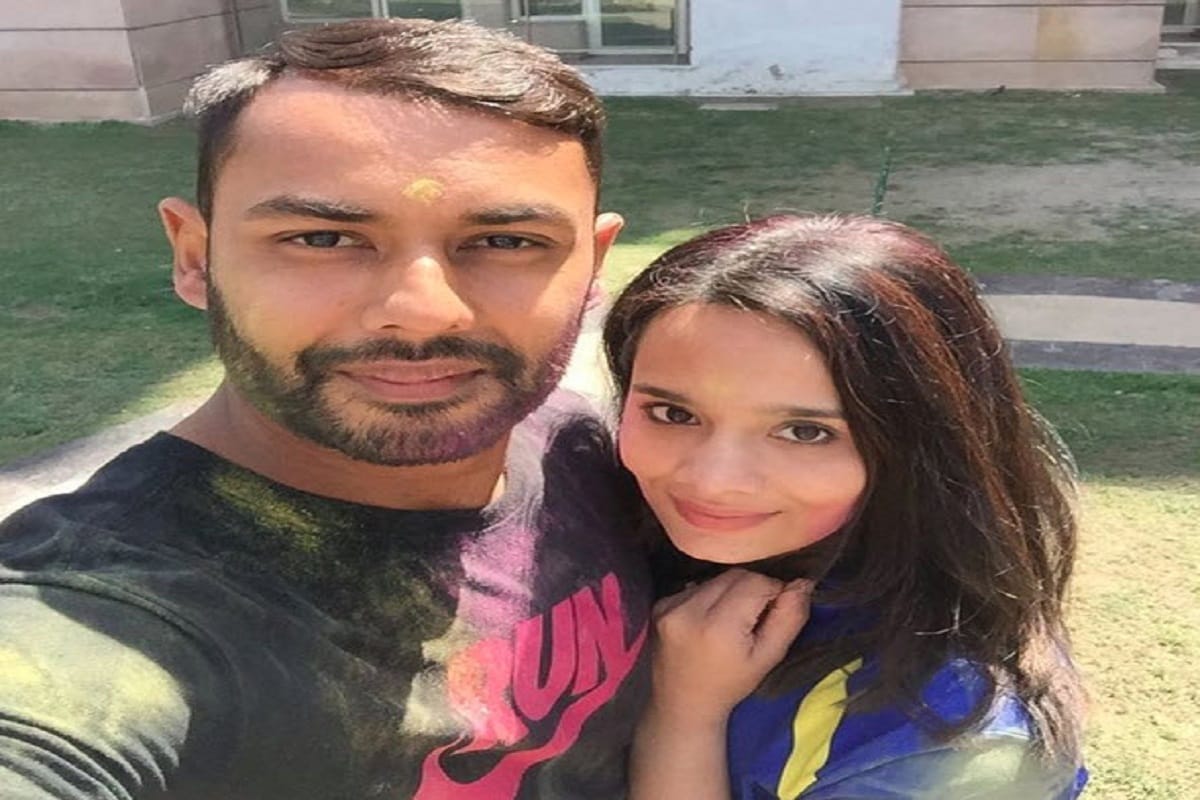 ইণ্ডিয়ান প্ৰিমিয়াৰ লীগ বা আই পি এল ২০২০ ছিজনৰ বাবে স্পোৰ্টছ সঞ্চালকৰ নাম ঘোষণা কৰাৰ সময়ত বহুতে আশ্বৰ্য প্ৰকাশ কৰিছিল। কাৰণ তালিকাত নাম নাছিল জনপ্ৰিয় মায়ান্তি লাংগাৰৰ। ২০২০ৰ আই পি এলত মায়ান্তি নাই কাৰণ মাত্ৰ ছয় সপ্তাহৰ আগতে পুত্ৰ সন্তান জন্ম দিলে জনপ্ৰিয় সঞ্চালিকাগৰাকীয়ে। ইণ্ডিয়ান প্ৰিমিয়াৰ লীগ বা আই পি এল ২০২০ ছিজনৰ বাবে স্পোৰ্টছ সঞ্চালকৰ নাম ঘোষণা কৰাৰ সময়ত বহুতে আশ্বৰ্য প্ৰকাশ কৰিছিল। কাৰণ তালিকাত নাম নাছিল জনপ্ৰিয় মায়ান্তি লাংগাৰৰ। ২০২০ৰ আই পি এলত মায়ান্তি নাই কাৰণ মাত্ৰ ছয় সপ্তাহৰ আগতে পুত্ৰ সন্তান জন্ম দিলে জনপ্ৰিয় সঞ্চালিকাগৰাকীয়ে।
