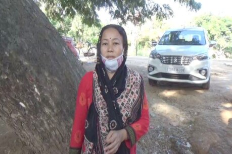 লংকাত মহিলাৰ পৰা চিলনী চোৰে থপিয়াই নিলে টকাৰ মোনা লংকাত মহিলাৰ পৰা চিলনী চোৰে থপিয়াই নিলে টকাৰ মোনা