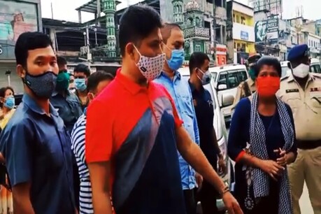 এই জাৱৰসমূহ কোনে লৈ যাব? – যোৰহাট নগৰৰ একাংশ ব্যৱসায়িক প্ৰতিষ্ঠানৰ বিৰুদ্ধে হঠাৎ কঠোৰ হ’ল মন্ত্ৰী পীযূষ হাজৰিকা এই জাৱৰসমূহ কোনে লৈ যাব? – যোৰহাট নগৰৰ একাংশ ব্যৱসায়িক প্ৰতিষ্ঠানৰ বিৰুদ্ধে হঠাৎ কঠোৰ হ’ল মন্ত্ৰী পীযূষ হাজৰিকা