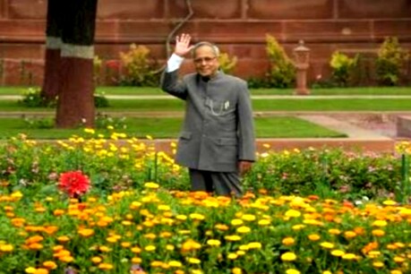 ফুলৰ বতৰত ৰাষ্ট্ৰপতি ভৱনৰ বাকৰিত লহপহকৈ বাঢ়ে ‘ৰাষ্ট্ৰপতি প্ৰণৱ হালধীয়া গোলাপ’ ফুলৰ বতৰত ৰাষ্ট্ৰপতি ভৱনৰ বাকৰিত লহপহকৈ বাঢ়ে ‘ৰাষ্ট্ৰপতি প্ৰণৱ হালধীয়া গোলাপ’