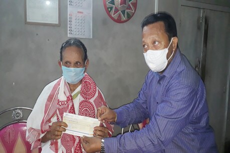 অখিল গগৈৰ ন্যায়িক যুঁজৰ বাবে মাতৃৰ হাতত বিশ হাজাৰ টকাৰ চেক দিলে কংগ্ৰেছৰ এইগৰাকী প্ৰাক্তন বিধায়কে অখিল গগৈৰ ন্যায়িক যুঁজৰ বাবে মাতৃৰ হাতত বিশ হাজাৰ টকাৰ চেক দিলে কংগ্ৰেছৰ এইগৰাকী প্ৰাক্তন বিধায়কে
