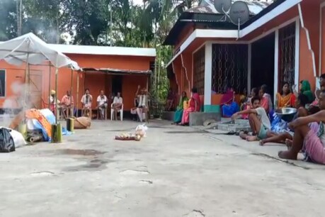 পৰিয়ালৰ ৭জন সদস্য কোৰোণাত আক্ৰান্ত হৈ হাস্পতালত, ঘৰত বৃদ্ধ পিতৃৰ মৃত্যু পৰিয়ালৰ ৭জন সদস্য কোৰোণাত আক্ৰান্ত হৈ হাস্পতালত, ঘৰত বৃদ্ধ পিতৃৰ মৃত্যু