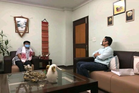 হঠাৎ বিৰোধী দলপতি দেবব্ৰত শইকীয়াৰ কোৱাৰ্টাৰত সাংসদ গৌৰৱ গগৈ, কি কথা পাতিলে দুয়োগৰাকী নেতাই? হঠাৎ বিৰোধী দলপতি দেবব্ৰত শইকীয়াৰ কোৱাৰ্টাৰত সাংসদ গৌৰৱ গগৈ, কি কথা পাতিলে দুয়োগৰাকী নেতাই?