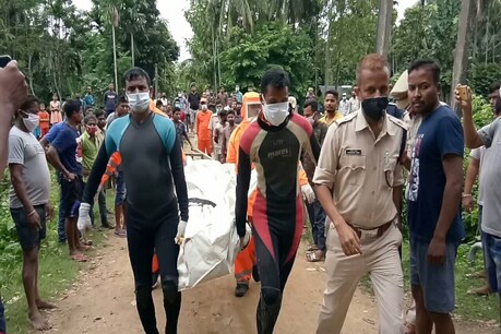কামপুৰত আৰক্ষীৰ ভয়ত নদীত জাপ মাৰি সন্ধানহীন হোৱা চি আই এছ এফৰ জোৱানৰ মৃতদেহ উদ্ধাৰ কামপুৰত আৰক্ষীৰ ভয়ত নদীত জাপ মাৰি সন্ধানহীন হোৱা চি আই এছ এফৰ জোৱানৰ মৃতদেহ উদ্ধাৰ