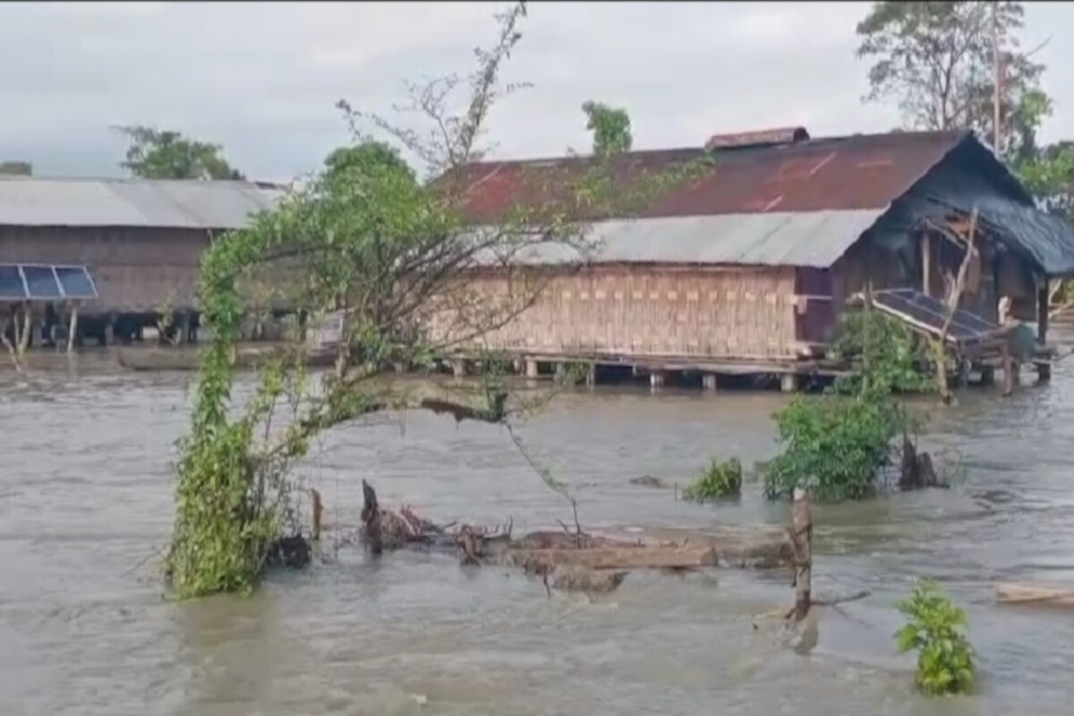 বিগত এসপ্তাহ ধৰি হোৱা নেৰানেপেৰা বৰষুণৰ ফলত তিনিচুকীয়া জিলাত বানে ক্ৰমান্বয়ে ভয়াবহতাৰ ফালে গতি কৰিছে। মূষলধাৰ বৰষুণৰ ফলত প্লাৱিত হৈছে জিলাখনৰ বহু ন ন অঞ্চল। বিগত এসপ্তাহ ধৰি হোৱা নেৰানেপেৰা বৰষুণৰ ফলত তিনিচুকীয়া জিলাত বানে ক্ৰমান্বয়ে ভয়াবহতাৰ ফালে গতি কৰিছে। মূষলধাৰ বৰষুণৰ ফলত প্লাৱিত হৈছে জিলাখনৰ বহু ন ন অঞ্চল।