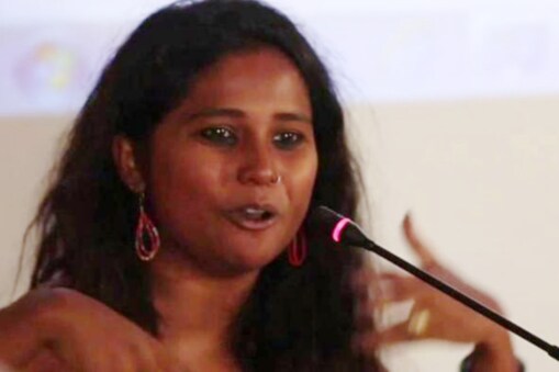 পূৰ্বতে চৰকাৰী অধিবক্তাই দেবাংগনাই প্ৰতিবাদকাৰীক সংঘৰ্ষত লিপ্ত হ’বলৈ প্ৰৰোচিত কৰাৰ কোনো তথ্য নাই বুলি আদালতক অৱগত কৰিছিল।