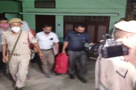 SI কেলেংকাৰীৰ মাষ্টাৰমাইণ্ড পি কে দত্তৰ ঘনিষ্ঠ জয়দেৱ বৰুৱাৰ বাসগৃহত উদ্ধাৰ জাপে জাপে টকাৰ বাণ্ডিল SI কেলেংকাৰীৰ মাষ্টাৰমাইণ্ড পি কে দত্তৰ ঘনিষ্ঠ জয়দেৱ বৰুৱাৰ বাসগৃহত উদ্ধাৰ জাপে জাপে টকাৰ বাণ্ডিল