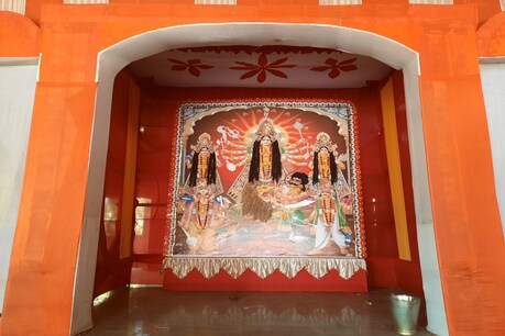 মৃন্ময় প্ৰতিমা নহয়, 3D ফটোৰে দুৰ্গা দেৱীক উপাসনা, পিছে ক’ত? মৃন্ময় প্ৰতিমা নহয়, 3D ফটোৰে দুৰ্গা দেৱীক উপাসনা, পিছে ক’ত?