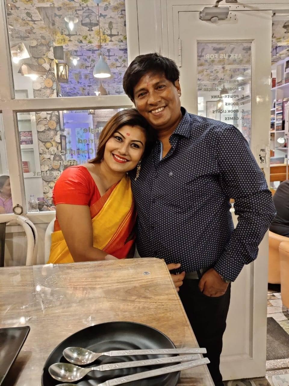 এইবাৰ নাই পূজাৰ বিশেষ উচাহ। বৰষুণেও দিছে বিধি পথালি। ভক্তৰ একেবাৰে সেৰেঙা উপস্থিতি পূজা মণ্ডপত। তাৰ মাজতে অভিনেত্ৰী প্ৰস্তুতি পৰাশৰে পৰিয়ালৰ সৈতে দৰ্শন কৰিলে দুৰ্গা পূজাৰ মণ্ডপ। এইবাৰ নাই পূজাৰ বিশেষ উচাহ। বৰষুণেও দিছে বিধি পথালি। ভক্তৰ একেবাৰে সেৰেঙা উপস্থিতি পূজা মণ্ডপত। তাৰ মাজতে অভিনেত্ৰী প্ৰস্তুতি পৰাশৰে পৰিয়ালৰ সৈতে দৰ্শন কৰিলে দুৰ্গা পূজাৰ মণ্ডপ।