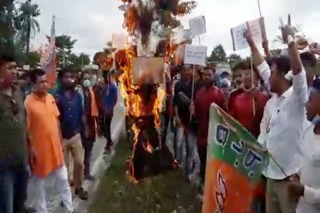 শ্বেৰমান আলীৰ মন্তব্যই জ্বলাইছে নলবাৰী, ঘগ্ৰাপাৰত জ্বলিল বিধায়কগৰাকীৰ পুত্তলিকা! শ্বেৰমান আলীৰ মন্তব্যই জ্বলাইছে নলবাৰী, ঘগ্ৰাপাৰত জ্বলিল বিধায়কগৰাকীৰ পুত্তলিকা!