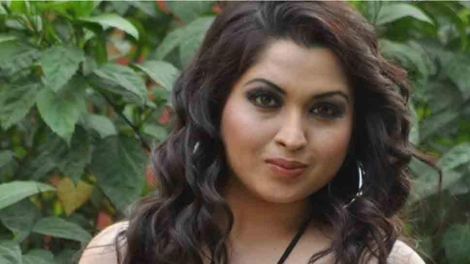 জানিব পৰা গৈছে যে নিজৰ সুস্বাস্থ্য ধৰি ৰাখিবলৈ কঠিন ডায়েট কৰিছিল অভিনেত্ৰীগৰাকীয়ে। তাৰ পিছৰে পৰা স্বাস্থ্যৰ অৱনতি ঘটিছিল। জানিব পৰা গৈছে যে নিজৰ সুস্বাস্থ্য ধৰি ৰাখিবলৈ কঠিন ডায়েট কৰিছিল অভিনেত্ৰীগৰাকীয়ে। তাৰ পিছৰে পৰা স্বাস্থ্যৰ অৱনতি ঘটিছিল।