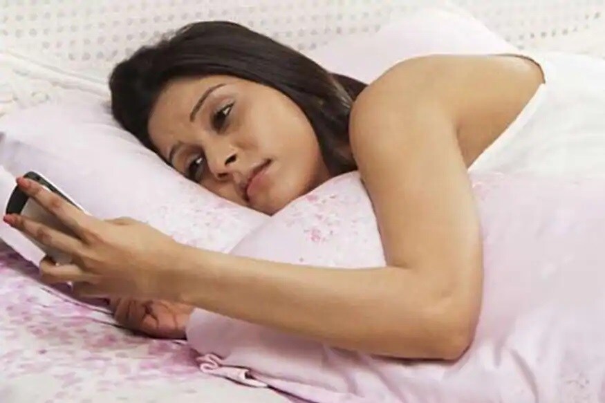 ফোনৰ অত্যধিক ব্যৱহাৰ আপোনাৰ নিচা হৈ পৰিব পাৰে। যাৰ ফলত শোৱাৰ পৰিমাণ কমি যায়। ইয়াৰ উপৰি অন্ধকাৰ কোঠাত যদি বহু সময় ফোনৰ পোহৰ চকুত পৰি থাকে, তেন্তে চকুৰ ক্ষতি হয়। সেইবাবে শোৱাৰ সময়ত ফোন ব্যৱহাৰ নকৰাই ভাল। ফোনৰ অত্যধিক ব্যৱহাৰ আপোনাৰ নিচা হৈ পৰিব পাৰে। যাৰ ফলত শোৱাৰ পৰিমাণ কমি যায়। ইয়াৰ উপৰি অন্ধকাৰ কোঠাত যদি বহু সময় ফোনৰ পোহৰ চকুত পৰি থাকে, তেন্তে চকুৰ ক্ষতি হয়। সেইবাবে শোৱাৰ সময়ত ফোন ব্যৱহাৰ নকৰাই ভাল।