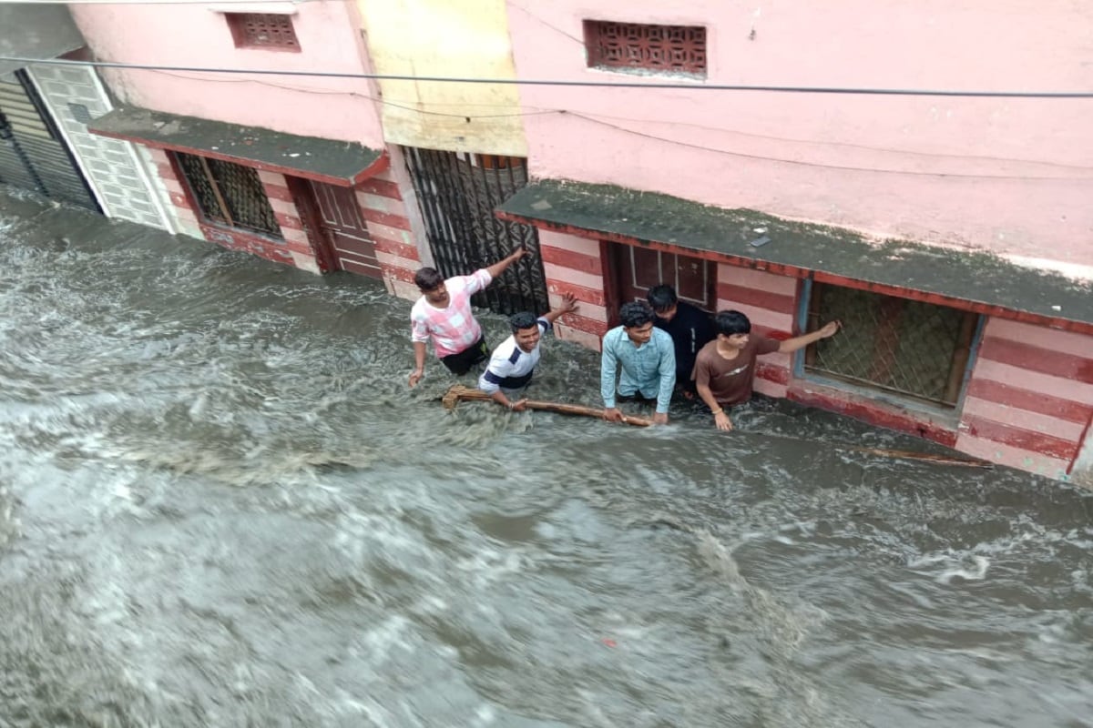 অন্ধ্ৰ আৰু তেলেংগানাত ইতিমধ্যে ১২ জন লোকৰ মৃত্যু হৈছে। তেলেংগানাৰ ১৪ খন জিলাৰ বান পৰিস্থিতি ভয়াৱহ। ভাঙি গৈছে শ্ৰীকাকুলাম। পৰিস্থিতি বিবেচনা কৰি, বৃহস্পতিবাৰ পৰ্যন্ত সকলো চৰকাৰী-বে-চৰকাৰী প্ৰতিষ্ঠান বন্ধ ৰখাৰ সিদ্ধান্ত লোৱা হৈছে। অন্ধ্ৰ আৰু তেলেংগানাত ইতিমধ্যে ১২ জন লোকৰ মৃত্যু হৈছে। তেলেংগানাৰ ১৪ খন জিলাৰ বান পৰিস্থিতি ভয়াৱহ। ভাঙি গৈছে শ্ৰীকাকুলাম। পৰিস্থিতি বিবেচনা কৰি, বৃহস্পতিবাৰ পৰ্যন্ত সকলো চৰকাৰী-বে-চৰকাৰী প্ৰতিষ্ঠান বন্ধ ৰখাৰ সিদ্ধান্ত লোৱা হৈছে।