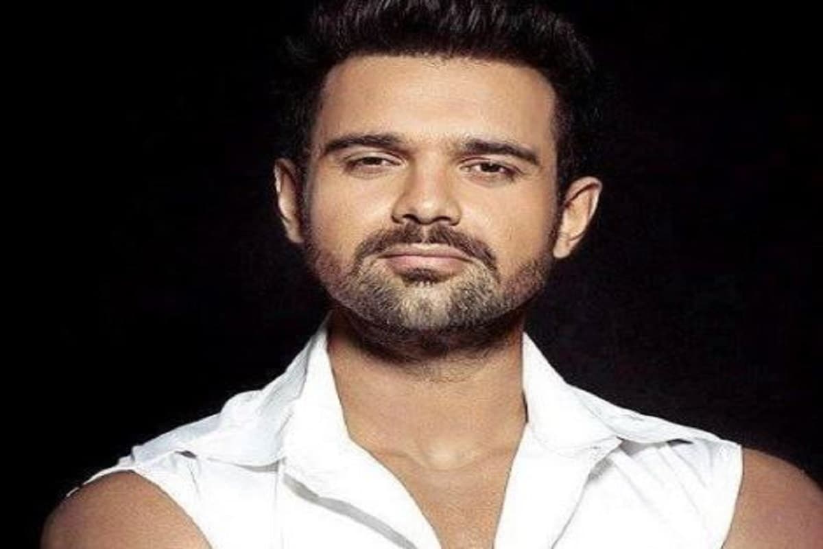 অভিযোগ পত্ৰত লিখিছে যে, ২০১৫ত মহাক্ষয়ে তেওঁক নিজৰ ঘৰলৈ মাতে। আৰু পানীত নিচাযুক্ত দ্ৰব্য মিহলি কৰি খুৱাই যুৱতীগৰাকীক ধৰ্ষণ কৰে মহাক্ষয়ে। অভিযোগ পত্ৰত লিখিছে যে, ২০১৫ত মহাক্ষয়ে তেওঁক নিজৰ ঘৰলৈ মাতে। আৰু পানীত নিচাযুক্ত দ্ৰব্য মিহলি কৰি খুৱাই যুৱতীগৰাকীক ধৰ্ষণ কৰে মহাক্ষয়ে।