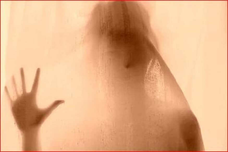 ভূত(Ghost)ৰ সৈতে প্ৰেমৰ সম্পৰ্কৰ কথা কেতিয়াবা শুনিছেনে? চিনেমাত হয়টো দেখিছে। কিন্তু এইবাৰ ৰিয়েল লাইফৰ এক সঁচা ঘটনা পোহৰলৈ আহিছে। ইংলেণ্ডৰ এই ঘটনাৰ কথা জানিলে আচৰিত হ’ব আপুনি। দৰাচলতে ইংলেণ্ডৰ এগৰাকী মহিলাই ভূতৰ সৈতে আৰম্ভ কৰে প্ৰেমৰ সম্পৰ্ক। আনকি বিদেশলৈ অৱসৰ বিনোদনৰ বাবেও যায়। কিন্তু দীঘলীয়া সময় ধৰি চলি থকা এই সম্পৰ্ক এতিয়া শেষ কৰিব বিচাৰিছে মহিলাগৰাকীয়ে। pxfuel) ভূত(Ghost)ৰ সৈতে প্ৰেমৰ সম্পৰ্কৰ কথা কেতিয়াবা শুনিছেনে? চিনেমাত হয়টো দেখিছে। কিন্তু এইবাৰ ৰিয়েল লাইফৰ এক সঁচা ঘটনা পোহৰলৈ আহিছে। ইংলেণ্ডৰ এই ঘটনাৰ কথা জানিলে আচৰিত হ’ব আপুনি। দৰাচলতে ইংলেণ্ডৰ এগৰাকী মহিলাই ভূতৰ সৈতে আৰম্ভ কৰে প্ৰেমৰ সম্পৰ্ক। আনকি বিদেশলৈ অৱসৰ বিনোদনৰ বাবেও যায়। কিন্তু দীঘলীয়া সময় ধৰি চলি থকা এই সম্পৰ্ক এতিয়া শেষ কৰিব বিচাৰিছে মহিলাগৰাকীয়ে। pxfuel)