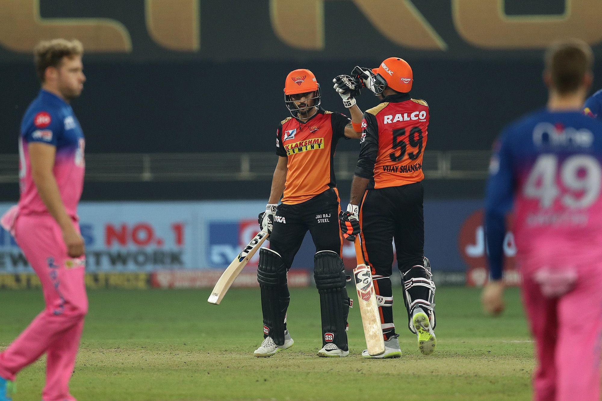 ১৫৫ ৰাণৰ টাৰ্গেট লৈ খেলিবলৈ আৰম্ভ কৰিয়েই অধিনায়ক ৱাৰ্নাৰ (৪) তথা বেয়াৰষ্ট (১০)-ৰ উইকেট হেৰুৱালেও চানৰাইজাৰ্ছৰ খেল জিকাত অকনো অসুবিধা নহয়। ইয়াৰ কৃতিত্ব অৱশ্যে দুই ভাৰতীয় বেটছমেন- মণীষ তথা বিজয় ৷ ৪৭ বলত ৮৩ ৰাণ কৰা মণীষ তথা ৫১ বলত ৫২ ৰাণ কৰি শেষপৰ্যন্ত অপৰাজিত থাকে বিজয় শংকৰ৷ Photo Courtesy: IPL/BCCI ১৫৫ ৰাণৰ টাৰ্গেট লৈ খেলিবলৈ আৰম্ভ কৰিয়েই অধিনায়ক ৱাৰ্নাৰ (৪) তথা বেয়াৰষ্ট (১০)-ৰ উইকেট হেৰুৱালেও চানৰাইজাৰ্ছৰ খেল জিকাত অকনো অসুবিধা নহয়। ইয়াৰ কৃতিত্ব অৱশ্যে দুই ভাৰতীয় বেটছমেন- মণীষ তথা বিজয় ৷ ৪৭ বলত ৮৩ ৰাণ কৰা মণীষ তথা ৫১ বলত ৫২ ৰাণ কৰি শেষপৰ্যন্ত অপৰাজিত থাকে বিজয় শংকৰ৷ Photo Courtesy: IPL/BCCI