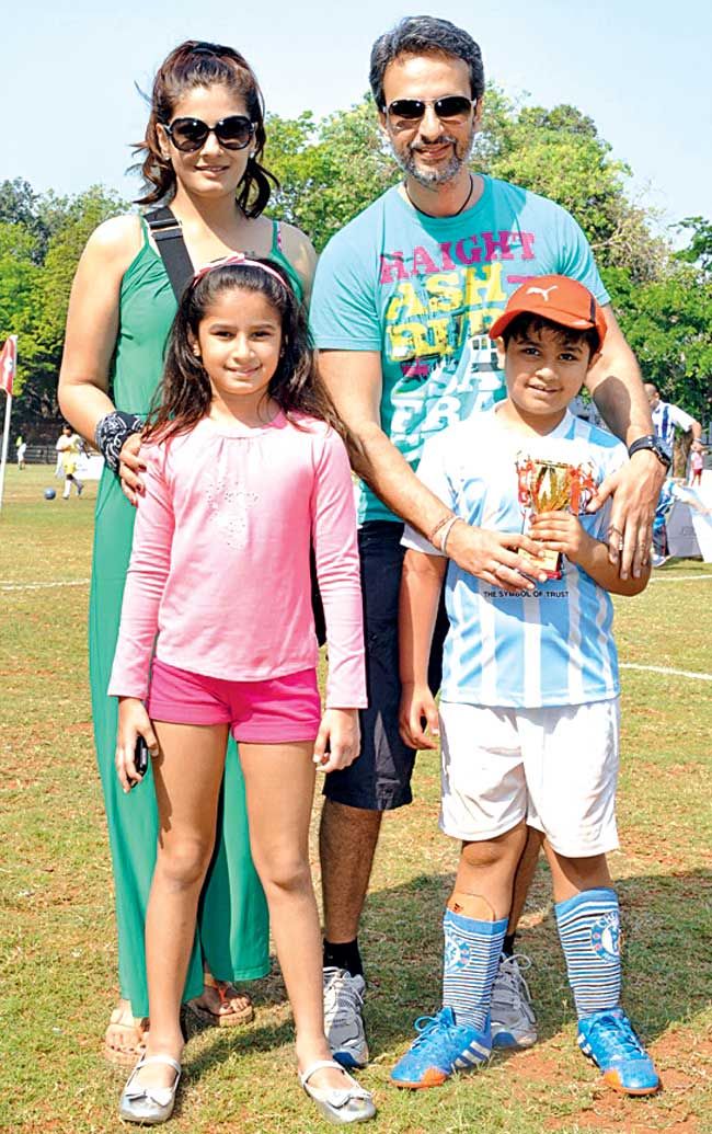 ফিল্ম ডিষ্ট্ৰিবিউটৰ অনিল থাদানিৰ সৈতে বিয়া হোৱাৰ আগতেই মাতৃত্বৰ গৌৰৱ অৰ্জন কৰিছিল ৰবীনা টেণ্ডনে। দুগৰাকী কন্যা সন্তানৰ দায়িত্ব লৈছিল ৰবীনাই। পিছত অৱশ্যে অনিলৰ সৈতি বিয়া হোৱাৰ পিছত তেওঁলোকৰ জীৱনলৈ আহিছিল এটি পুত্ৰ সন্তান লগতে এগৰাকী কন্যা সন্তান। ফিল্ম ডিষ্ট্ৰিবিউটৰ অনিল থাদানিৰ সৈতে বিয়া হোৱাৰ আগতেই মাতৃত্বৰ গৌৰৱ অৰ্জন কৰিছিল ৰবীনা টেণ্ডনে। দুগৰাকী কন্যা সন্তানৰ দায়িত্ব লৈছিল ৰবীনাই। পিছত অৱশ্যে অনিলৰ সৈতি বিয়া হোৱাৰ পিছত তেওঁলোকৰ জীৱনলৈ আহিছিল এটি পুত্ৰ সন্তান লগতে এগৰাকী কন্যা সন্তান।