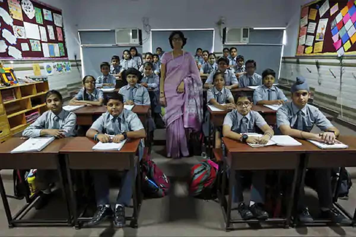 গাইডলাইন অনুসৰি, স্কুল খোলাৰ ক্ষেত্ৰত নন কণ্টেইনমেণ্ট জ’নত স্বাধীনভাৱে সিদ্ধান্ত ল’ব পাৰিব ৰাজ্যসমূহে। অনলাইন আৰু দূৰশিক্ষাত উৎসাহিত কৰিব লাগিব। কোনো শিক্ষাৰ্থীয়ে অনলাইনত কৰিব বিচাৰিলে তেওঁক বিদ্যালয়লৈ আহিবলৈ বাধ্য কৰাব নোৱাৰিব। গাইডলাইন অনুসৰি, স্কুল খোলাৰ ক্ষেত্ৰত নন কণ্টেইনমেণ্ট জ’নত স্বাধীনভাৱে সিদ্ধান্ত ল’ব পাৰিব ৰাজ্যসমূহে। অনলাইন আৰু দূৰশিক্ষাত উৎসাহিত কৰিব লাগিব। কোনো শিক্ষাৰ্থীয়ে অনলাইনত কৰিব বিচাৰিলে তেওঁক বিদ্যালয়লৈ আহিবলৈ বাধ্য কৰাব নোৱাৰিব।