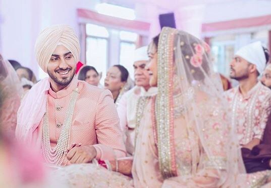 নেহাৰ বিয়াৰ পোছাক দেখি বহুতৰে চকু কপালত উঠিছে। বহুতেই আকৌ নেহা কক্কৰৰ বিয়াৰ পোছাকৰ সৈতে অনুষ্কা, দীপিকা আৰু প্ৰিয়ংকাৰ পোছাকৰ মিল থকা বুলি ট্ৰ’ল কৰিবলৈ আৰম্ভ কৰিছে। নেহাৰ বিয়াৰ পোছাক দেখি বহুতৰে চকু কপালত উঠিছে। বহুতেই আকৌ নেহা কক্কৰৰ বিয়াৰ পোছাকৰ সৈতে অনুষ্কা, দীপিকা আৰু প্ৰিয়ংকাৰ পোছাকৰ মিল থকা বুলি ট্ৰ’ল কৰিবলৈ আৰম্ভ কৰিছে।