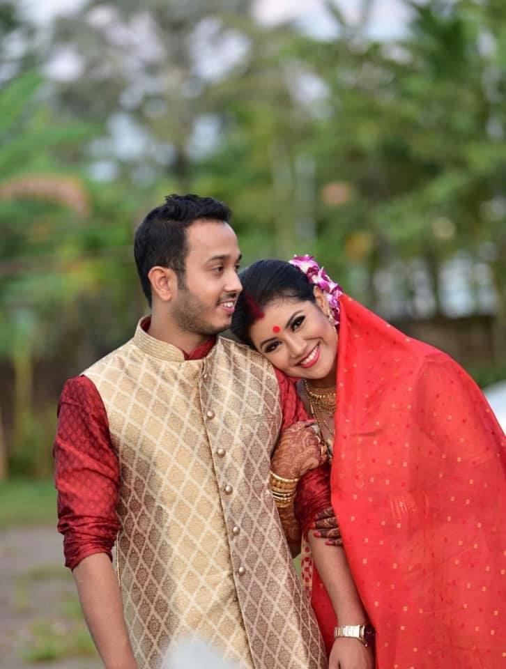 ফেচবুকত নিজৰ বিবাহ বাৰ্ষিকী উপলক্ষে শ্বেয়াৰ কৰা পোষ্টত অভিনেত্ৰীগৰাকীক বিভিন্নজনে শুভেচ্ছা জনোৱা দেখিবলৈ পোৱা গৈছে।(Photo Source-Amrita Gogoi FB) ফেচবুকত নিজৰ বিবাহ বাৰ্ষিকী উপলক্ষে শ্বেয়াৰ কৰা পোষ্টত অভিনেত্ৰীগৰাকীক বিভিন্নজনে শুভেচ্ছা জনোৱা দেখিবলৈ পোৱা গৈছে।(Photo Source-Amrita Gogoi FB)