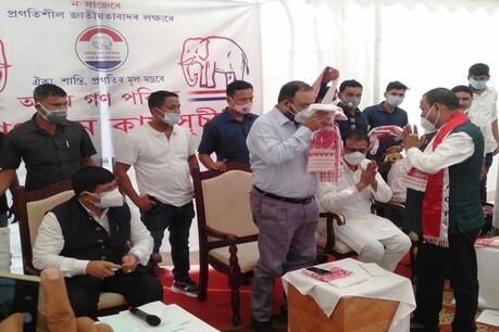 সংঘাত স্পষ্ট! পবিন্দ্ৰ নাথ ডেকাৰ অনুপস্থিতিত অগপত যোগ দিলে পাটাচাৰকুছি সমষ্টিৰ টিকটৰ দাবীদাৰ ড০ ৰঞ্জিত ডেকাই সংঘাত স্পষ্ট! পবিন্দ্ৰ নাথ ডেকাৰ অনুপস্থিতিত অগপত যোগ দিলে পাটাচাৰকুছি সমষ্টিৰ টিকটৰ দাবীদাৰ ড০ ৰঞ্জিত ডেকাই