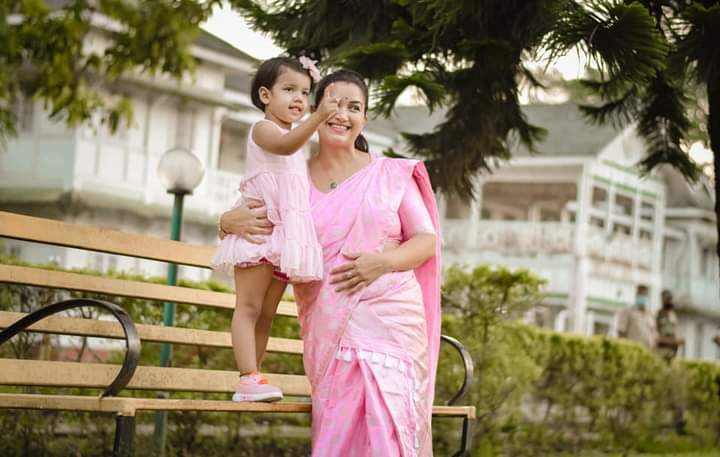 ছচিয়েল মিডিয়াত ফটো শ্বেয়াৰ কৰি আঙুৰলতা ডেকাই নমামীৰ লগতে সকলো কণমানিলৈকে আন্তৰ্জাতিক কন্যা দিৱসৰ শুভেচ্ছা দিয়ে। ছচিয়েল মিডিয়াত ফটো শ্বেয়াৰ কৰি আঙুৰলতা ডেকাই নমামীৰ লগতে সকলো কণমানিলৈকে আন্তৰ্জাতিক কন্যা দিৱসৰ শুভেচ্ছা দিয়ে।
