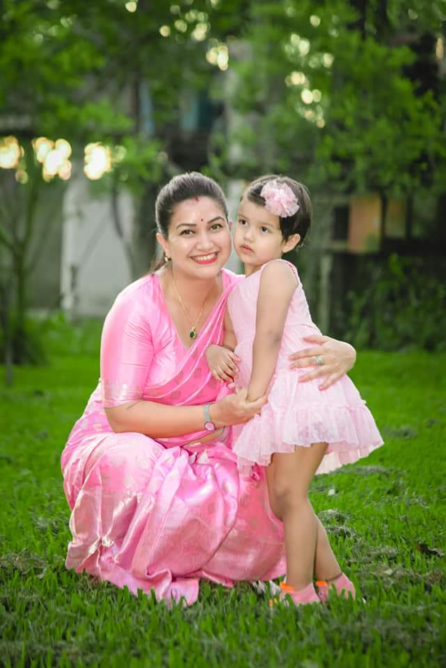আঙুৰলতাই ফেচবুত লিখে যে, ‘ আন্তৰ্জাতিক কন্যা শিশু দিৱস'ত জীয়ৰী নমামী আৰু কণ কণ কন্যা দেৱশিশু সকলক মোৰ আন্তৰিক মৰম আৰু শুভকামনা যাচিলো৷’ আঙুৰলতাই ফেচবুত লিখে যে, ‘ আন্তৰ্জাতিক কন্যা শিশু দিৱস'ত জীয়ৰী নমামী আৰু কণ কণ কন্যা দেৱশিশু সকলক মোৰ আন্তৰিক মৰম আৰু শুভকামনা যাচিলো৷’