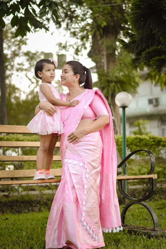 ‘কন্যা শিশু সকল আমাৰ মানৱ সভ্যতা বিকাশৰ শক্তিৰ আধাৰ স্বৰূপ৷ সেয়েহে আজি আন্তৰ্জাতিক কন্যা শিশু দিৱসৰ গৌৰৱৰ ক্ষণত দেশৰ ভৱিষ্যতৰ দাপোণ স্বৰূপ কন্যাশিশু সকলৰ ভৱিষ্যত সুৰক্ষা তথা সৰ্বতোপ্ৰকাৰ বিকাশ নিশ্চিত কৰাৰ বাবে সকলোৱে সংকল্প গ্ৰহণ কৰোঁআহক৷’-এনেদৰে কয় বিধায়িকাগৰাকীয়ে। ‘কন্যা শিশু সকল আমাৰ মানৱ সভ্যতা বিকাশৰ শক্তিৰ আধাৰ স্বৰূপ৷ সেয়েহে আজি আন্তৰ্জাতিক কন্যা শিশু দিৱসৰ গৌৰৱৰ ক্ষণত দেশৰ ভৱিষ্যতৰ দাপোণ স্বৰূপ কন্যাশিশু সকলৰ ভৱিষ্যত সুৰক্ষা তথা সৰ্বতোপ্ৰকাৰ বিকাশ নিশ্চিত কৰাৰ বাবে সকলোৱে সংকল্প গ্ৰহণ কৰোঁআহক৷’-এনেদৰে কয় বিধায়িকাগৰাকীয়ে।