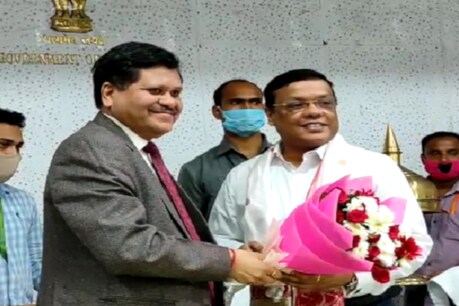 শনিবাৰে ৰাজ্যৰ মুখ্য সচিবৰ দায়িত্ব আনুষ্ঠানিক ভাবে গ্ৰহণ কৰিলে জিষ্ণু বৰুৱাই শনিবাৰে ৰাজ্যৰ মুখ্য সচিবৰ দায়িত্ব আনুষ্ঠানিক ভাবে গ্ৰহণ কৰিলে জিষ্ণু বৰুৱাই