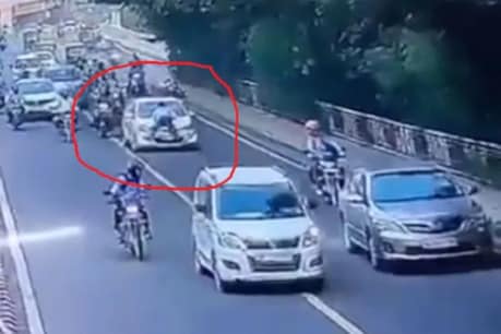 CCTV: সাংঘাতিক! গাড়ী ৰখাবলৈ যোৱা ট্ৰেফিকক এনেদৰে লৈ গ’ল যুৱকে, চাওক Video CCTV: সাংঘাতিক! গাড়ী ৰখাবলৈ যোৱা ট্ৰেফিকক এনেদৰে লৈ গ’ল যুৱকে, চাওক Video