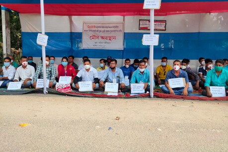 ৰঙিয়াত কোভিড চাফাই কৰ্মীৰ মৌন অৱস্থান, নিয়মীয়া পদত নিযুক্তিৰ দাবী ৰঙিয়াত কোভিড চাফাই কৰ্মীৰ মৌন অৱস্থান, নিয়মীয়া পদত নিযুক্তিৰ দাবী