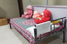 শিশুৰ খেলৰ সামগ্ৰীৰে সুন্দৰকৈ সজোৱা হৈছে থানাৰ কোঠা, কিয় এইদৰে সজোৱা হৈছে আজাৰা থানাৰ এই কোঠাটো?