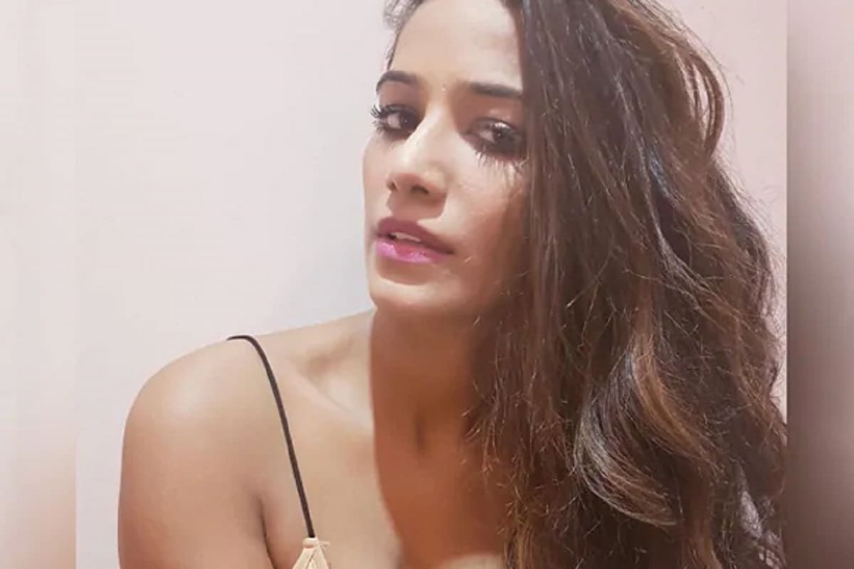 আকৌ বিতৰ্কৰ আৱৰ্তত সোমাই পৰিছে অভিনেত্ৰী পুণম পাণ্ডে। অৱশ্যে এতিয়া বিতৰ্কত সোমাই পৰাটো প্ৰায় অভ্যাসৰ দৰে হৈছে অভিনেত্ৰীগৰাকীৰ বাবে। আকৌ বিতৰ্কৰ আৱৰ্তত সোমাই পৰিছে অভিনেত্ৰী পুণম পাণ্ডে। অৱশ্যে এতিয়া বিতৰ্কত সোমাই পৰাটো প্ৰায় অভ্যাসৰ দৰে হৈছে অভিনেত্ৰীগৰাকীৰ বাবে।