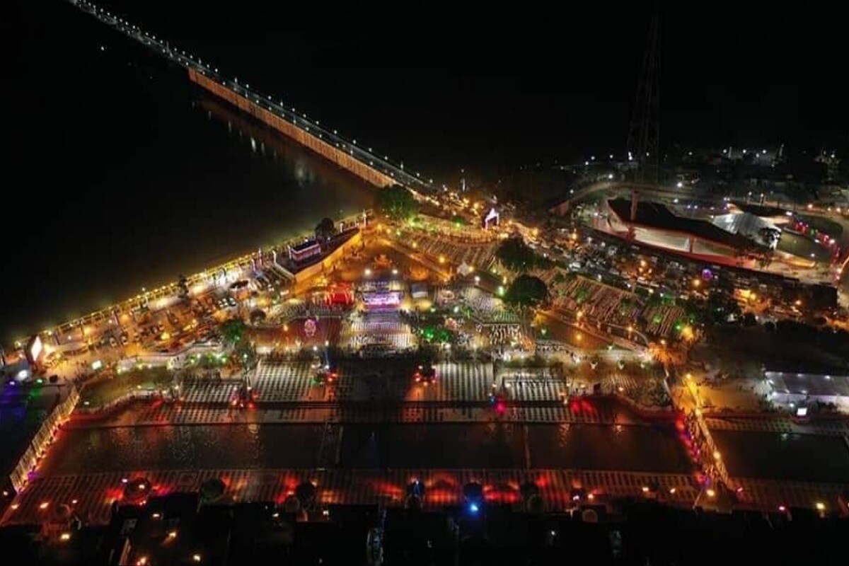 অযোধ্যাত দীপাৱলীৰ প্ৰস্তুতিক লৈ ড্ৰোণৰ ফটো পোহৰলৈ আহিছে। ফটোত সৰযুৰ পাৰত চলা প্ৰস্তুতিৰ আকৰ্ষণ দেখা গৈছে। অযোধ্যাত দীপাৱলীৰ প্ৰস্তুতিক লৈ ড্ৰোণৰ ফটো পোহৰলৈ আহিছে। ফটোত সৰযুৰ পাৰত চলা প্ৰস্তুতিৰ আকৰ্ষণ দেখা গৈছে।