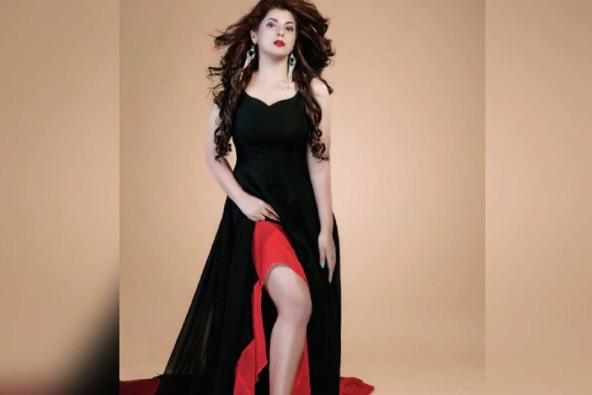 ফটোশ্বুট কৰি থাকোতেই অভিনেত্ৰীগৰাকীক একাংশ লোকে অশ্লীল কমেণ্ট দিয়ে। ফলত খঙৰ ভমকত অভিনেত্ৰীয়ে ধমক দিয়ে লোকসকলক। পিছত ছচিয়েল মিডিয়াত অভিনেত্ৰীগৰাকী ব্যাপক ভাবে ট্ৰ’লৰ সন্মুখীন হয়। ফটোশ্বুট কৰি থাকোতেই অভিনেত্ৰীগৰাকীক একাংশ লোকে অশ্লীল কমেণ্ট দিয়ে। ফলত খঙৰ ভমকত অভিনেত্ৰীয়ে ধমক দিয়ে লোকসকলক। পিছত ছচিয়েল মিডিয়াত অভিনেত্ৰীগৰাকী ব্যাপক ভাবে ট্ৰ’লৰ সন্মুখীন হয়।