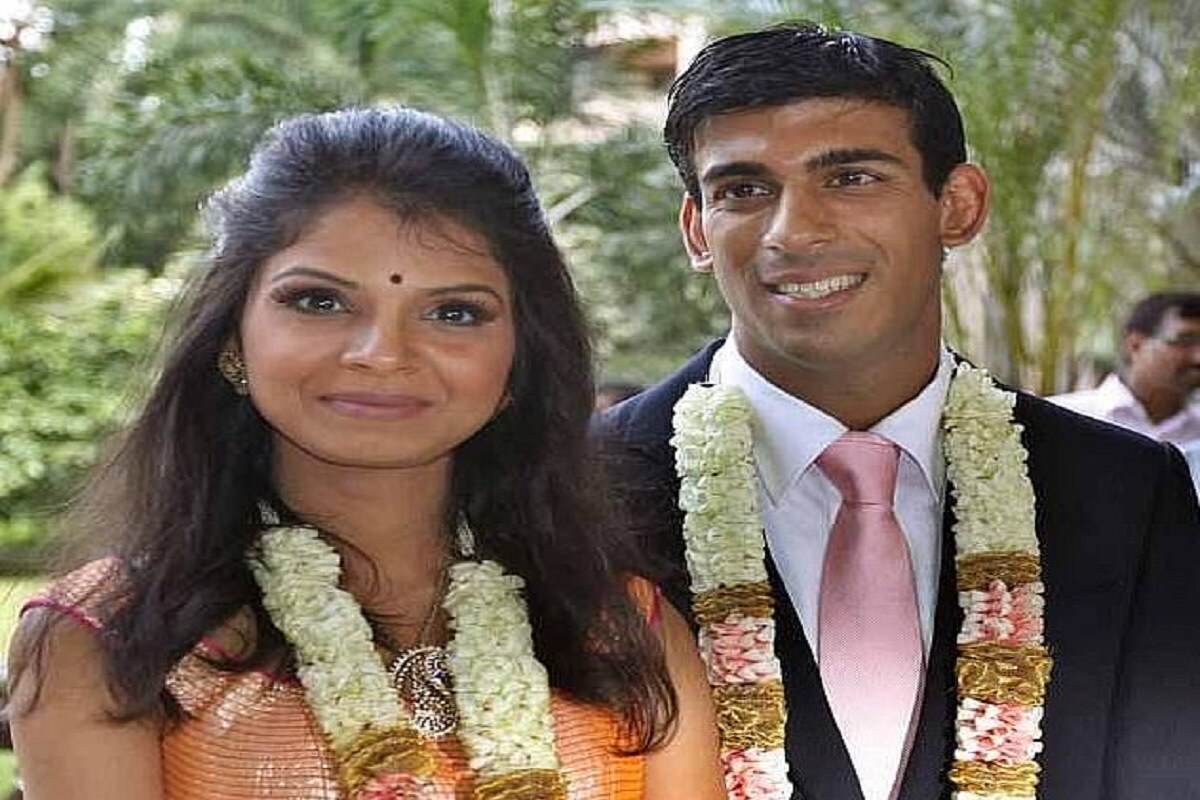 ঋষি শৌনক, ভাৰতীয় বংশোদ্ভৱ এই ব্যক্তিগৰাকীয়ে ব্ৰিটেইনত ৰাজনীতি কৰে আৰু লগতে exchequerৰ চেন্সেলৰ তেওঁ। অগাধ ধন–সম্পত্তিৰ অধিকাৰী তেওঁ। ব্ৰিটিছ সংবাদপত্ৰ গাৰ্ডিয়ান, ডেইলী মেইল সকলোতে তেওঁৰ স্বচ্ছতাক লৈ উঠিছে প্ৰশ্ন। কাৰণ তেওঁৰ পত্নী আকাস্থা মূৰ্তি যি পৰিমাণৰ অৰ্থৰ মালিক তাৰ পৰিমাণ ব্ৰিটেইনৰ ৰাণী কুইন এলিজাবেথৰ সম্পত্তিতকৈও বেছি। Photo- Collected ঋষি শৌনক, ভাৰতীয় বংশোদ্ভৱ এই ব্যক্তিগৰাকীয়ে ব্ৰিটেইনত ৰাজনীতি কৰে আৰু লগতে exchequerৰ চেন্সেলৰ তেওঁ। অগাধ ধন–সম্পত্তিৰ অধিকাৰী তেওঁ। ব্ৰিটিছ সংবাদপত্ৰ গাৰ্ডিয়ান, ডেইলী মেইল সকলোতে তেওঁৰ স্বচ্ছতাক লৈ উঠিছে প্ৰশ্ন। কাৰণ তেওঁৰ পত্নী আকাস্থা মূৰ্তি যি পৰিমাণৰ অৰ্থৰ মালিক তাৰ পৰিমাণ ব্ৰিটেইনৰ ৰাণী কুইন এলিজাবেথৰ সম্পত্তিতকৈও বেছি। Photo- Collected