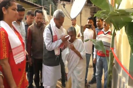 বহুদিনীয়া সপোন এটা পূৰণ হ’ল, বিধায়কক কাষত পাই উচুপি উঠিল এইগৰাকী আইতাই বহুদিনীয়া সপোন এটা পূৰণ হ’ল, বিধায়কক কাষত পাই উচুপি উঠিল এইগৰাকী আইতাই