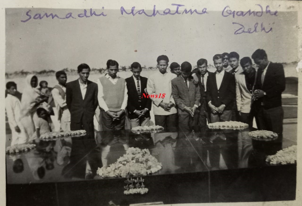 1964-70 লৈকে গগৈ এঘাৰবাৰ দিল্লীলৈ গৈছিল । ভাৰত যুৱক সমাজৰ কামত গৈছিল । লগত আছিল পদ্ম শৰ্মা আৰু ত্ৰৌলোক্য ভট্টাচাৰ্য । (ফটো সংগ্ৰহঃপ্ৰাক্তন মুখ্যমন্ত্ৰী তৰুণ গগৈৰ বন্ধু ত্ৰৌলোক্য ভট্টাচাৰ্য।) 1964-70 লৈকে গগৈ এঘাৰবাৰ দিল্লীলৈ গৈছিল । ভাৰত যুৱক সমাজৰ কামত গৈছিল । লগত আছিল পদ্ম শৰ্মা আৰু ত্ৰৌলোক্য ভট্টাচাৰ্য । (ফটো সংগ্ৰহঃপ্ৰাক্তন মুখ্যমন্ত্ৰী তৰুণ গগৈৰ বন্ধু ত্ৰৌলোক্য ভট্টাচাৰ্য।)