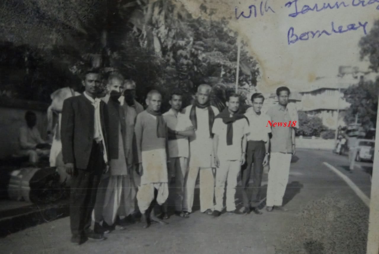 সেই কালছোৱাত বন্ধুৰ সৈতে চণ্ডীগড়লৈ দুবাৰ , অমৃতসৰলৈ এবাৰ , বেনাৰস , লক্ষ্ণৌ , আগ্ৰালৈ গৈছিল । (ফটো সংগ্ৰহঃপ্ৰাক্তন মুখ্যমন্ত্ৰী তৰুণ গগৈৰ বন্ধু ত্ৰৌলোক্য ভট্টাচাৰ্য।) সেই কালছোৱাত বন্ধুৰ সৈতে চণ্ডীগড়লৈ দুবাৰ , অমৃতসৰলৈ এবাৰ , বেনাৰস , লক্ষ্ণৌ , আগ্ৰালৈ গৈছিল । (ফটো সংগ্ৰহঃপ্ৰাক্তন মুখ্যমন্ত্ৰী তৰুণ গগৈৰ বন্ধু ত্ৰৌলোক্য ভট্টাচাৰ্য।)
