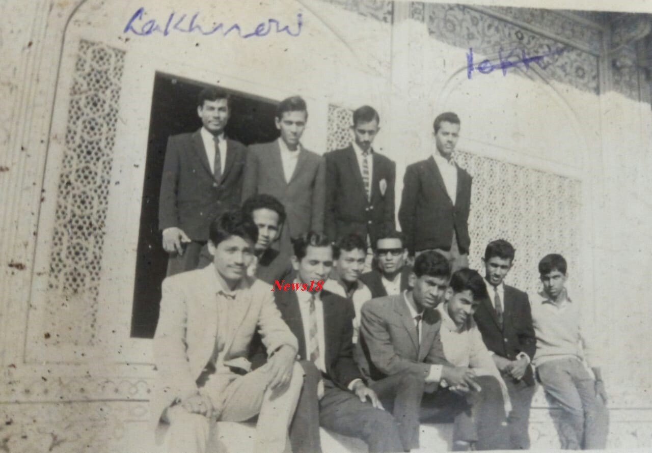 মুম্বাইলৈ 1970 চনত তিনিওজন গৈছিল কংগ্ৰেছ মহাসভাত অংশ গ্ৰহণ কৰিবলৈ। (ফটোখিনি সংগ্ৰহ কৰিছিল প্ৰাক্তন মুখ্যমন্ত্ৰী তৰুণ গগৈৰ বন্ধু ত্ৰৌলোক্য ভট্টাচাৰ্যই।) মুম্বাইলৈ 1970 চনত তিনিওজন গৈছিল কংগ্ৰেছ মহাসভাত অংশ গ্ৰহণ কৰিবলৈ। (ফটোখিনি সংগ্ৰহ কৰিছিল প্ৰাক্তন মুখ্যমন্ত্ৰী তৰুণ গগৈৰ বন্ধু ত্ৰৌলোক্য ভট্টাচাৰ্যই।)