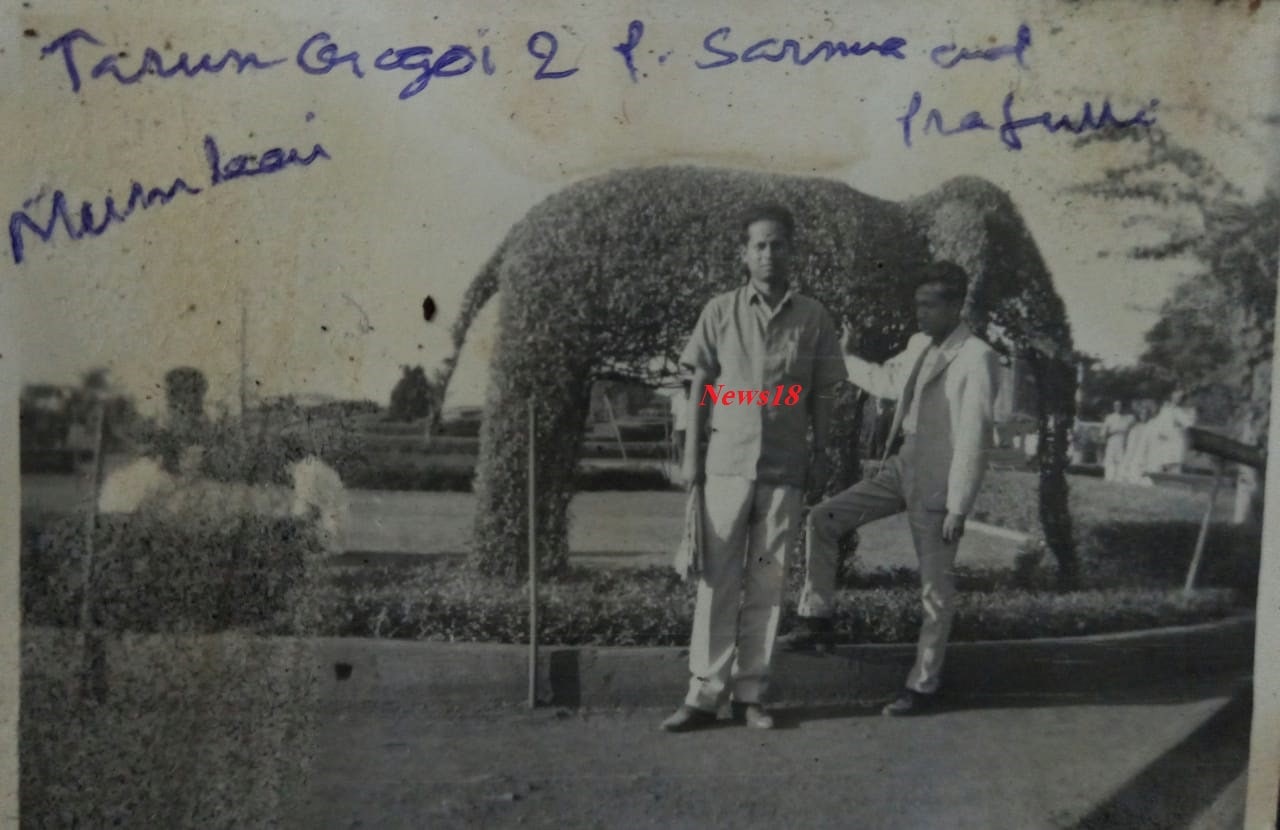 1962 চনত জাতীয় সীমান্ত ৰক্ষা পৰিষদ নামৰ এটা সংগঠন প্ৰতিষ্ঠা কৰি সমাজসেৱাৰ কামত নিয়োজিত হৈছিল তৰুণ গগৈ । লগত আছিল পদ্ম শৰ্মা আৰু বিজয় কৃষ্ণ সন্দিকৈ। (ফটোখিনি সংগ্ৰহ কৰিছিল প্ৰাক্তন মুখ্যমন্ত্ৰী তৰুণ গগৈৰ বন্ধু ত্ৰৌলোক্য ভট্টাচাৰ্যই।) 1962 চনত জাতীয় সীমান্ত ৰক্ষা পৰিষদ নামৰ এটা সংগঠন প্ৰতিষ্ঠা কৰি সমাজসেৱাৰ কামত নিয়োজিত হৈছিল তৰুণ গগৈ । লগত আছিল পদ্ম শৰ্মা আৰু বিজয় কৃষ্ণ সন্দিকৈ। (ফটোখিনি সংগ্ৰহ কৰিছিল প্ৰাক্তন মুখ্যমন্ত্ৰী তৰুণ গগৈৰ বন্ধু ত্ৰৌলোক্য ভট্টাচাৰ্যই।)