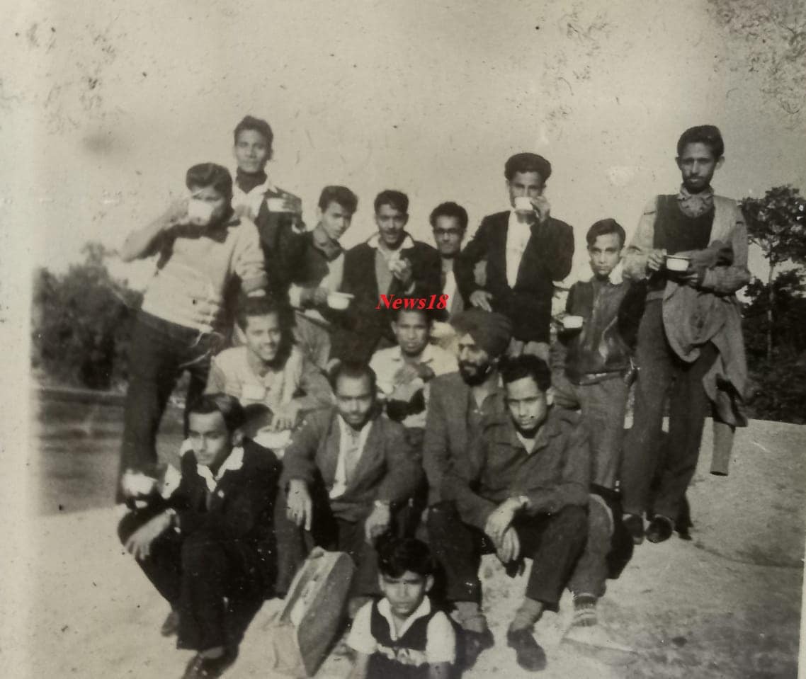 1966 চনত ভাৰত যুৱক সমাজৰ অসম শাখাৰ সভাপতি আছিল তৰুণ গগৈ । অসমৰ সাংগঠনিক সম্পাদক আছিল ত্ৰৌলোক্য ভট্টাচাৰ্য আৰু সাধাৰণ সম্পাদক আছিল পদ্ম শৰ্মা । (ফটোখিনি সংগ্ৰহ কৰিছিল প্ৰাক্তন মুখ্যমন্ত্ৰী তৰুণ গগৈৰ বন্ধু ত্ৰৌলোক্য ভট্টাচাৰ্যই।) 1966 চনত ভাৰত যুৱক সমাজৰ অসম শাখাৰ সভাপতি আছিল তৰুণ গগৈ । অসমৰ সাংগঠনিক সম্পাদক আছিল ত্ৰৌলোক্য ভট্টাচাৰ্য আৰু সাধাৰণ সম্পাদক আছিল পদ্ম শৰ্মা । (ফটোখিনি সংগ্ৰহ কৰিছিল প্ৰাক্তন মুখ্যমন্ত্ৰী তৰুণ গগৈৰ বন্ধু ত্ৰৌলোক্য ভট্টাচাৰ্যই।)