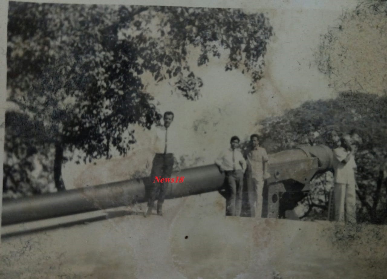 সোণালী সেই দিনবোৰত প্ৰাক্তন মুখ্যমন্ত্ৰী তৰুণ গগৈ। (ফটোখিনি সংগ্ৰহ কৰিছিল প্ৰাক্তন মুখ্যমন্ত্ৰী তৰুণ গগৈৰ বন্ধু ত্ৰৌলোক্য ভট্টাচাৰ্যই।) সোণালী সেই দিনবোৰত প্ৰাক্তন মুখ্যমন্ত্ৰী তৰুণ গগৈ। (ফটোখিনি সংগ্ৰহ কৰিছিল প্ৰাক্তন মুখ্যমন্ত্ৰী তৰুণ গগৈৰ বন্ধু ত্ৰৌলোক্য ভট্টাচাৰ্যই।)